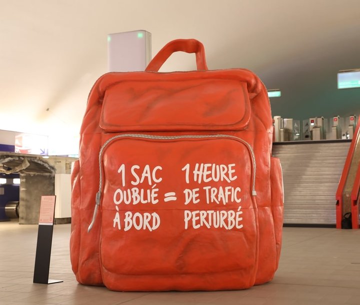 La RATP installe un sac géant à la gare d'Auber pour interpeller les voyageurs sur les bagages abandonnés à bord des rames du métro et du RER